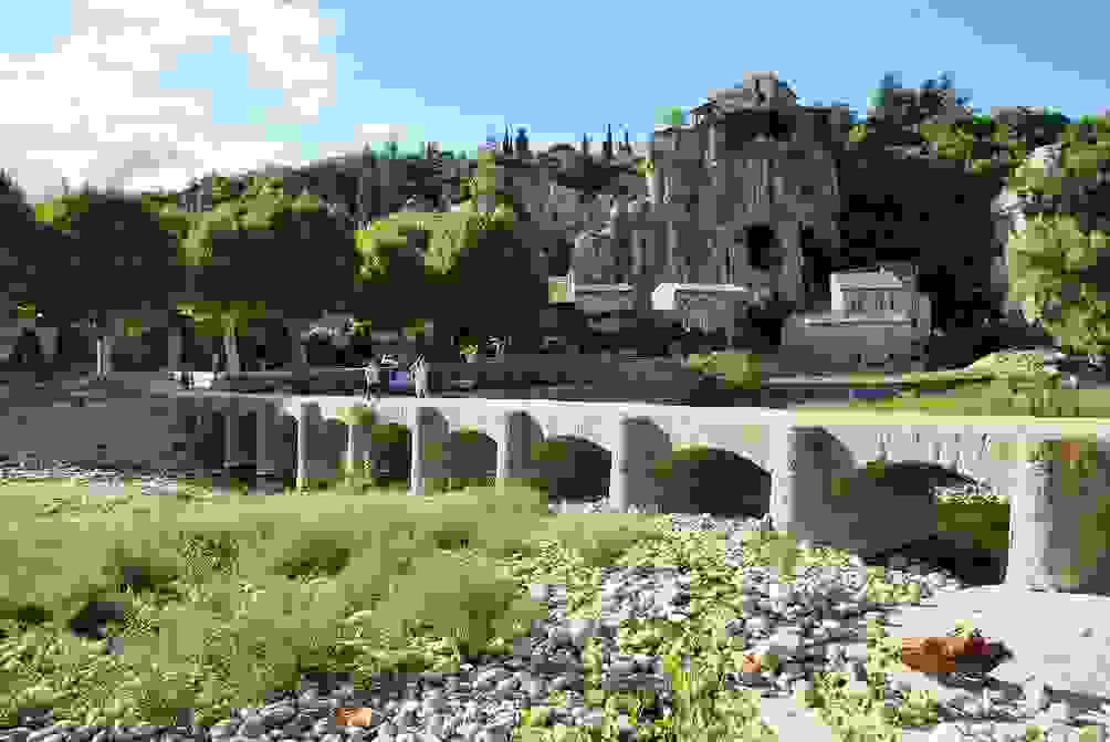 Seine schöne, historische Brücke über die Beaume