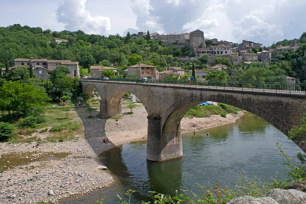 r_balazuc_1076086_w.jpg Balazuc, wunderbar gelegen an der Ardèche