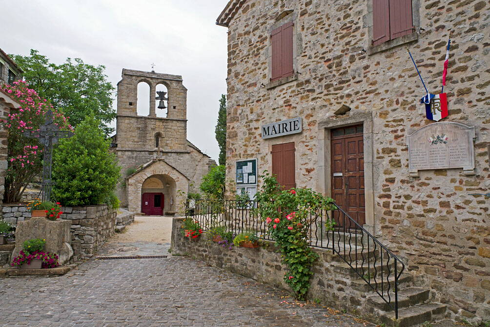 r_naves_l1076139_w.jpg Im Dorfzentrum