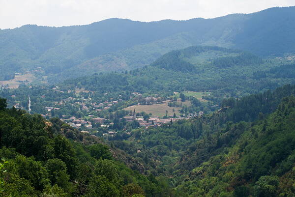 Jaujac, im Hintergrund ist ein Vulkankrater zu sehen