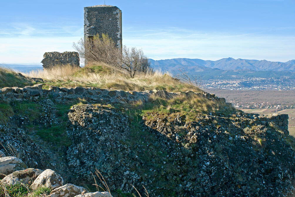 r_mirabel_turm_l1073638_w.jpg Auf den Basaltfelsen thront die Burgruine