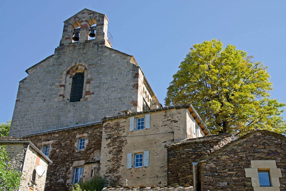 Aus dem 12. Jahrhundert, die Romanische Kirche von Thines