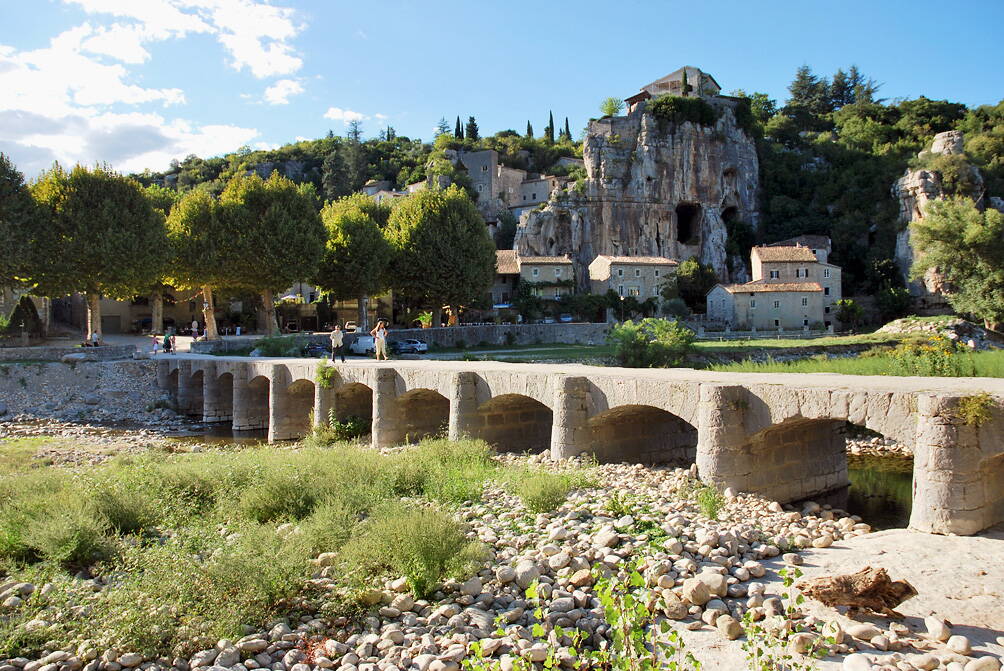 u_labeaume_16.jpg Seine schöne, historische Brücke über die Beaume