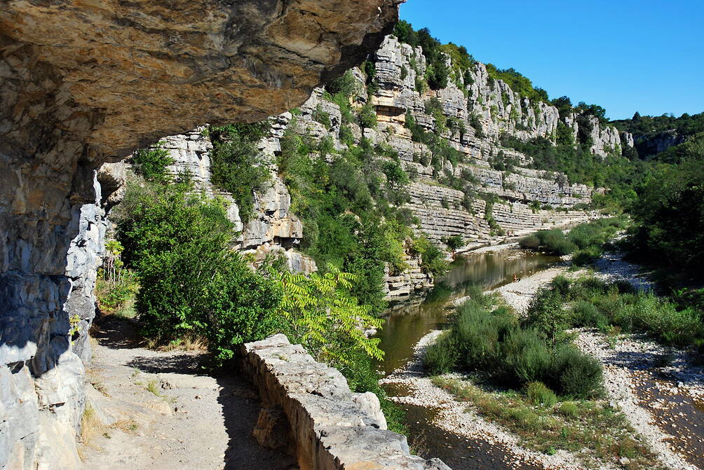 Ein Weg führt vom Haus der Baume entlang nach Labeaume