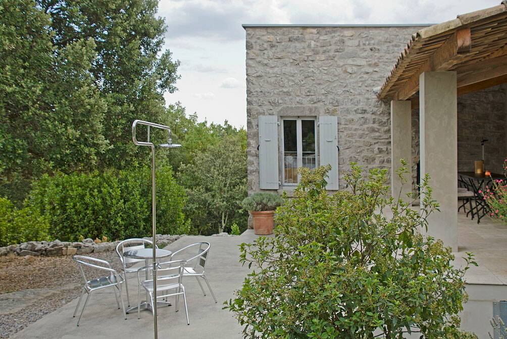 h_terasse_4494_w.jpg Sitzplatz mit einer Aussendusche