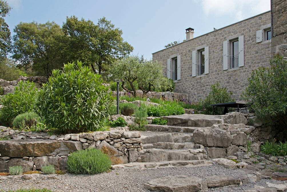 h_haus_treppe_dsc6495_w.jpg Vom Parkplatz ...