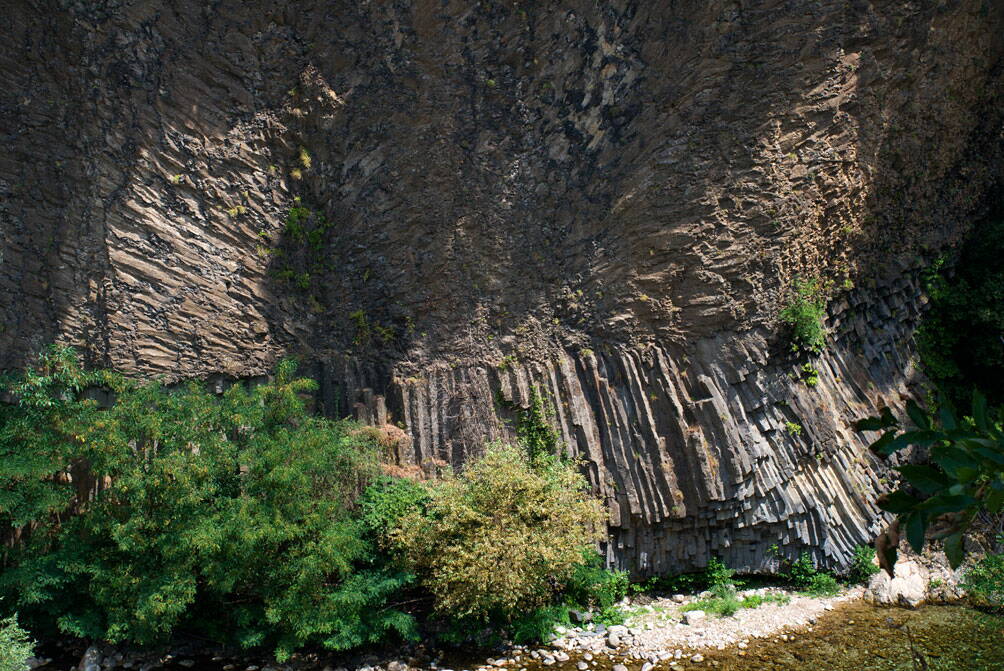 Basaltufer des Flusses Lignon